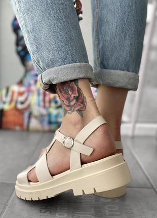 Женские стильные бежевые сандалии на лето летние босоножки под бренд жіночі стильні сандалі бежеві босоніжки3 фото