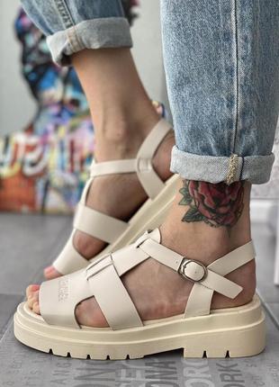 Женские стильные бежевые сандалии на лето летние босоножки под бренд жіночі стильні сандалі бежеві босоніжки