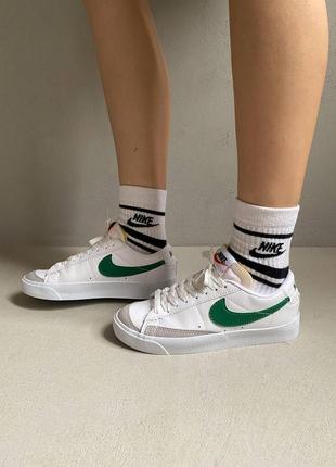 Женские демисезонные кожаные кеды белые с зелёным nike blazer low  77🆕2 фото