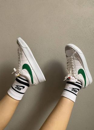 Женские демисезонные кожаные кеды белые с зелёным nike blazer low  77🆕3 фото