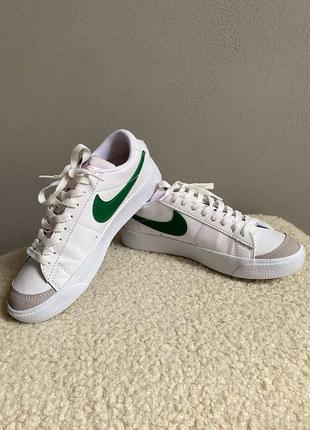 Женские демисезонные кожаные кеды белые с зелёным nike blazer low  77🆕5 фото