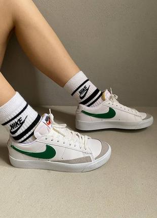 Женские демисезонные кожаные кеды белые с зелёным nike blazer low  77🆕