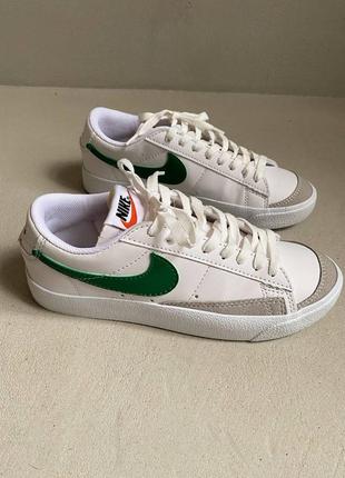 Женские демисезонные кожаные кеды белые с зелёным nike blazer low  77🆕9 фото