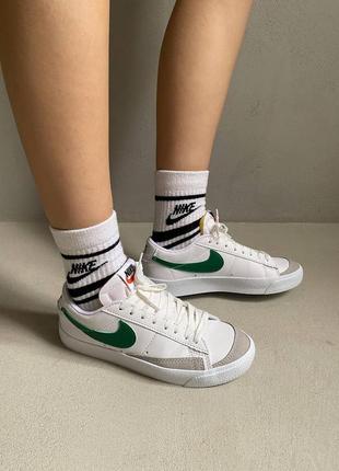 Женские демисезонные кожаные кеды белые с зелёным nike blazer low  77🆕7 фото