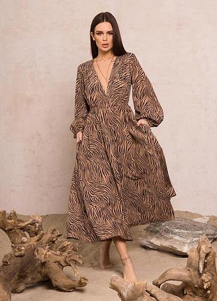 Коричнева принтована сукня з глибоким декольте