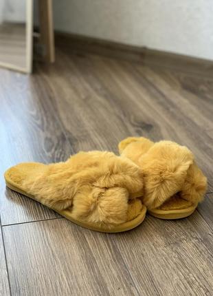 Домашние пушистые тапочки горчичного цвета4 фото