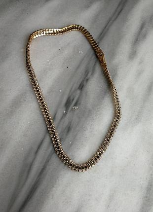 Нарядное тонкое колье короткое под шею с черными и белыми стразами камнями