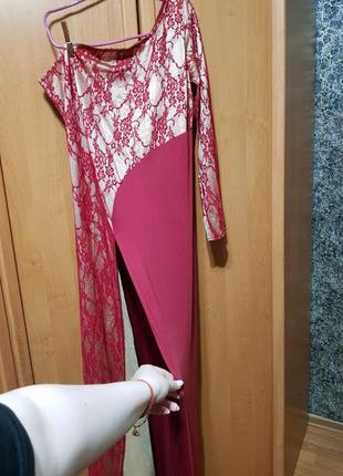 Стильное вечернее лёгкое платье, длинное бордовое с бежевым платье, сукня с большим разрезом на одно плечо7 фото