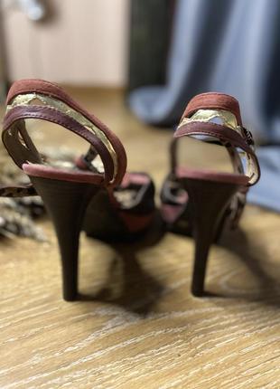 Стильные женские босоножки на высоком каблуке бордо4 фото