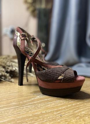 Стильные женские босоножки на высоком каблуке бордо5 фото