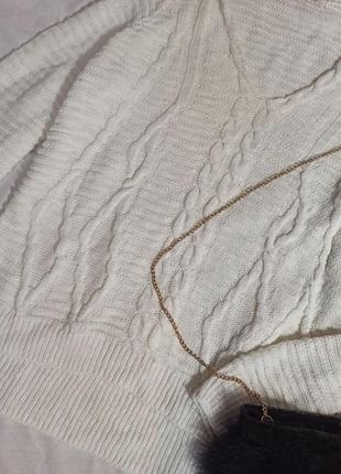 Белый удлиненный оверсайз свитер с чокером4 фото