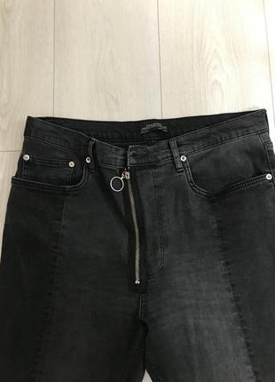 Стильные темно-серые джинсы с ассиметричными краями2 фото