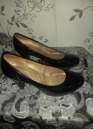 Классические черные туфли на каблуке4 фото