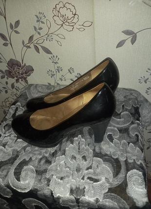 Классические черные туфли на каблуке2 фото