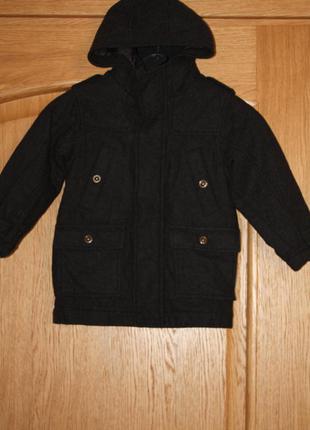 Демисезонное фирменное пальто а ребенка 3/4 года в отличном состоянии
