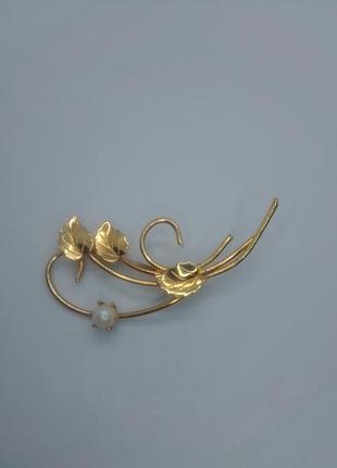 Брошь в форме лозы с листьями и бусиной из стекла