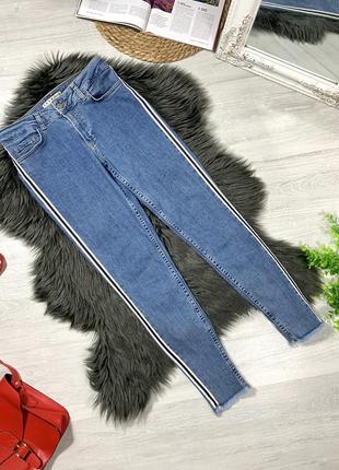 Стрейчевые джинсы с лампасами