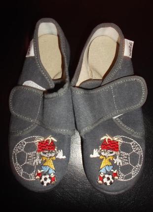 Макасинчики на липучках сірі вишивка футболіст р. 29 - waldi