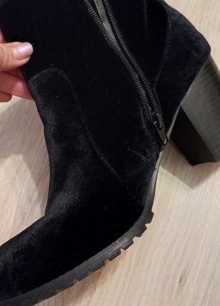 Велюрові чорні чобітки черевики ботильйони демісезонні4 фото