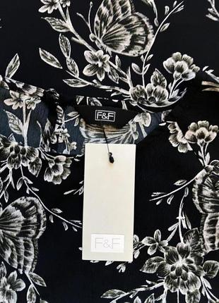 Дуже гарна і стильна брендовий блузка в кольорах і метеликах.