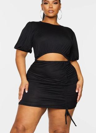 Чорна міні-сукня з вирізом із складками prettylittlething4 фото