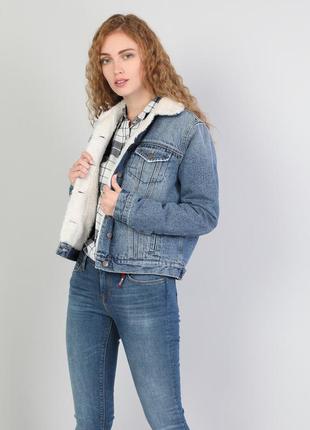 Демисезонная утепленная джинсовая куртка colin's в размере s1 фото