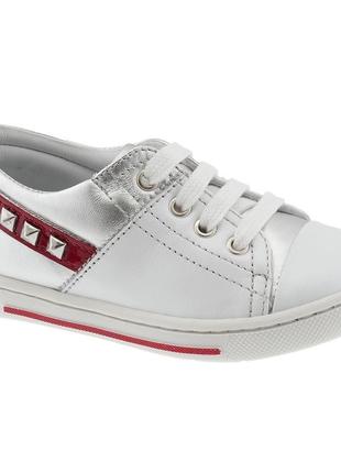 В наличии гламурные новые кожанные chicco для стильных