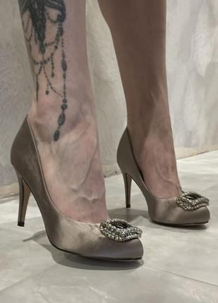 Manolo blahnik fiore satin pumps crystal mocha туфли с брошью2 фото