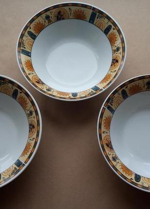 Три небольших глубоких тарелки с декором1 фото