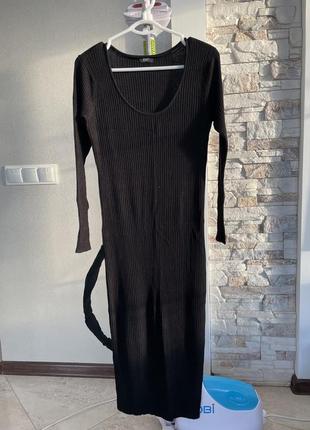 Длинное чёрное вязаное трикотажное платье