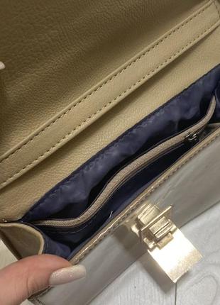 Лаковая бежевая коричневая сумочка сумка3 фото