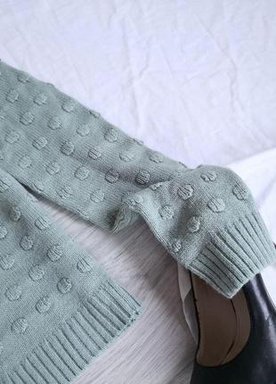 Красивый базовый свитер цвета шалфея с актуальной вязкой.2 фото