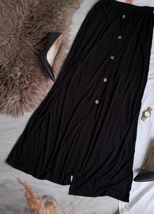 Насыщенная черная плотная трикотажная юбочка макси с пуговицами4 фото