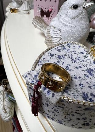 Эффектное широкое кольцо  с камушками обручальное