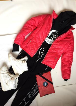 Женская яркая куртка