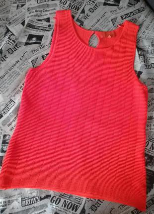 Яркая маечка next