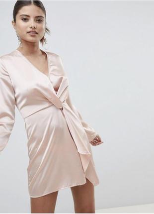 Атласное платье мини с перекрученной отделкой спереди prettylittlething