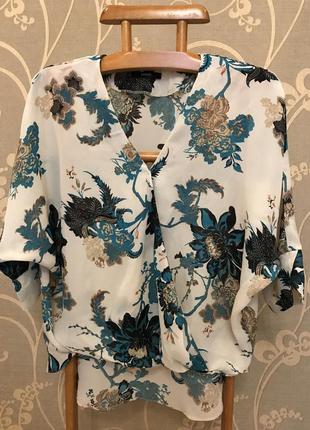 Очень красивая и стильная брендовая блузка в цветах.