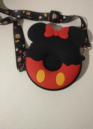 Милая детская силиконовая сумочка в стиле минни маус с ремешком черная с красным3 фото