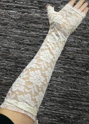 Длинные митенки кремовые нарядные сетка кружевные цветки3 фото