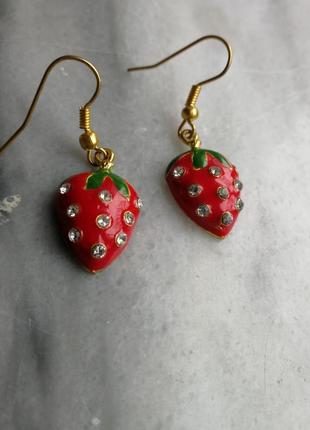 Серьги висюльками висюльки клубника 🍓 клубнички эмаль с белыми стразами