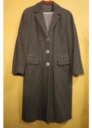 Сіре пальто прямого крою