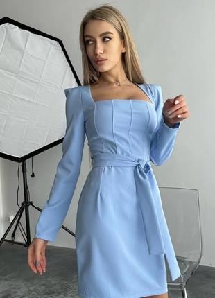 Витончене плаття по фігурі з поясом блакитне