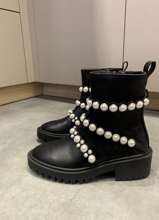Нові фірмові черевики з жемчуженками