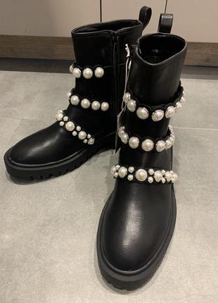 Нові фірмові черевики з жемчуженками
