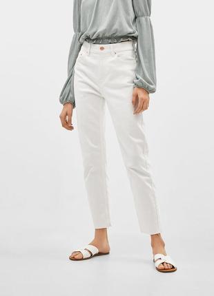 Белые джинсы мом bershka