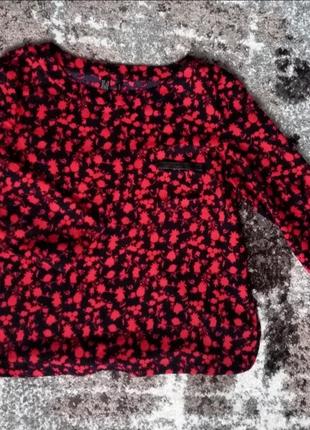 Блузка вільного крою з квітковим принтом. блуза має рукав 3/4