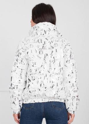 Стильная белая осенняя весенняя демисезон куртка с серебристыми буквами модная2 фото