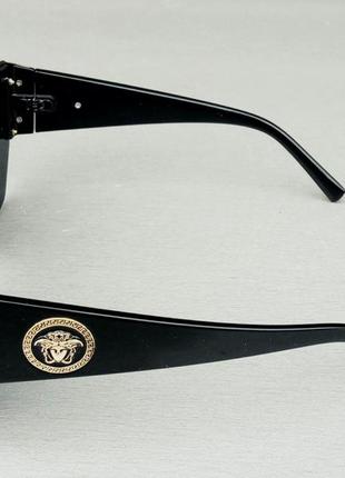 Модные женские солнцезащитные очки маска большие чёрные с золотыми логотипами4 фото