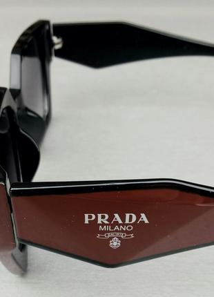 Окуляри в стилі prada стильні жіночі сонцезахисні окуляри темно сірий градієнт в чорно коричневій оправі4 фото